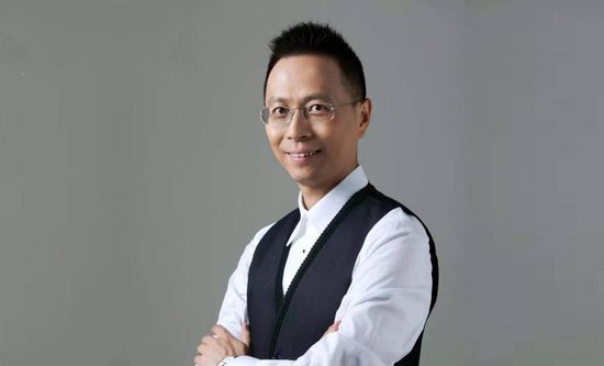 弗洛雷斯现年58岁，职业生涯先后执教过皇马U17、赫塔费、瓦伦西亚、本菲卡、马竞、迪拜青年、艾因、沃特福德、西班牙人、上海申花等队。